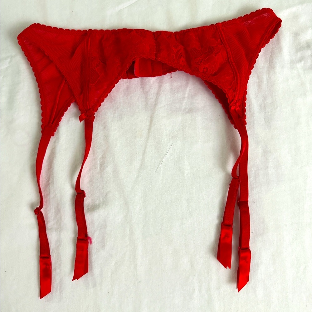 Victoria’s Secret Garter Belt in Red Lace NWT XS/S